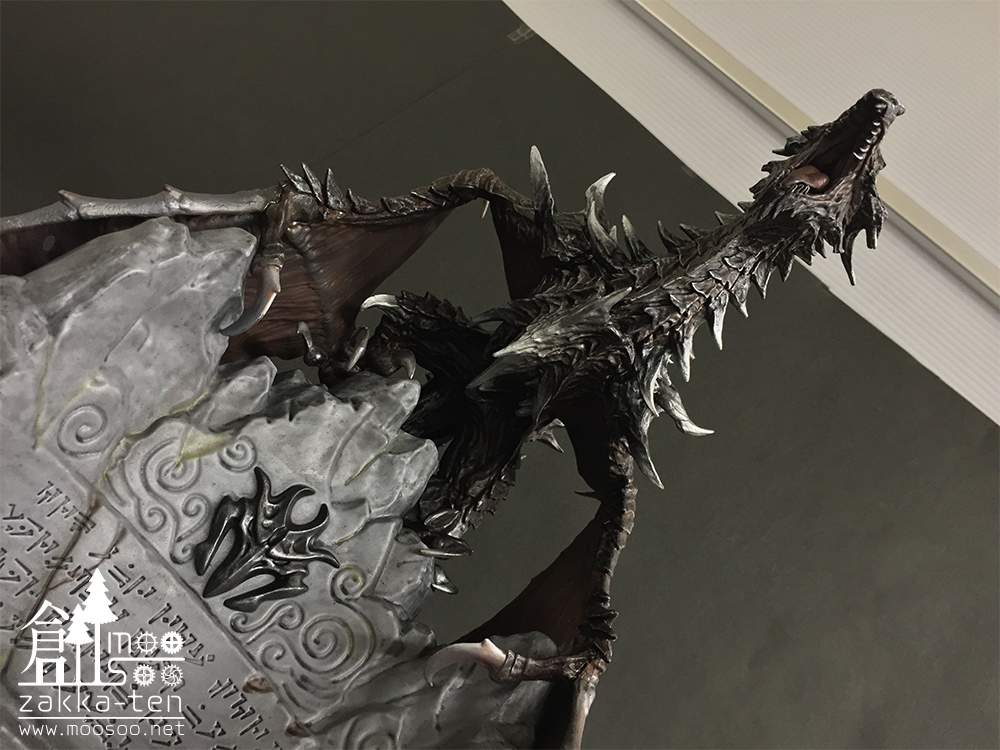スカイリム・コレクターエディションのドラゴン像【Alduin】 | 博物と 